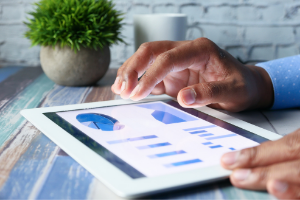 uomo con tablet su tavolo da lavoro Le Partite IVA, vediamo i cambiamenti che saranno attivi, probabilmente, dal 2022.